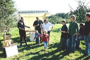 Links vorne steht die Apfelpresse, mit der schmackhafter Apfelsaft gewonnen wurde.