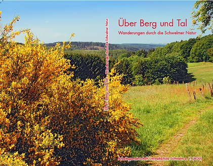 Umschlag Wanderführer mit dem Titel: ” Über Berg und Tal - Wanderungen durch die Schwelmer Natur.” © AGU Schwelm