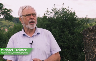 Michael Treimer von der AGU Schwelm informiert über die Hecken in Linderhausen.