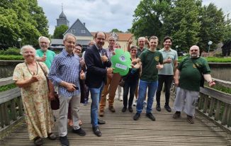 Florian Percher (AGU) überreicht an Bürgermeister Langhard den „Geldbaum“