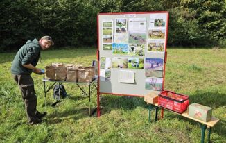 Tim Stark bereitet die Apfelsorten für die Verköstigung vor. Foto: Peter Stark