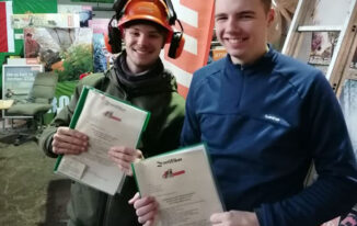 Béla und Florian präsentieren stolz ihre erworbenen Zertifikate. Foto: Privat (AGU)