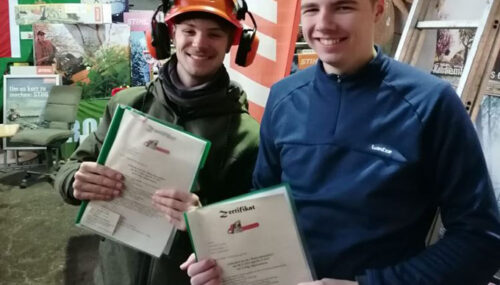 Béla und Florian präsentieren stolz ihre erworbenen Zertifikate. Foto: Privat (AGU)