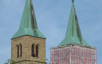 Nistkasten am Süd-Turm im dritten Fenster von links
