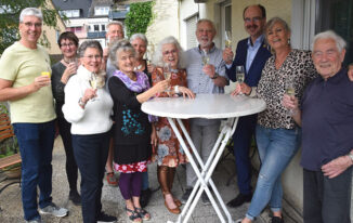Michael mit Frau Erika und Töchtern Daniela und Christine neben Freunden und Bürgermeister Langhard.