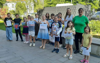 Alle 15 Preisträger und Preisträgerinnen präsentieren ihre Kunstwerke.