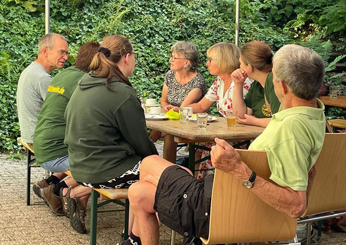 Entspannte Atmosphäre und gute Gespräche im Gemeindehaus-Garten - Foto© Privat (AGU)