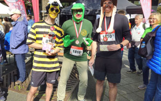 Stolz präsentieren Béla, Bernd und Florian – von links) ihren Pokal. Foto: © AGU Schwelm